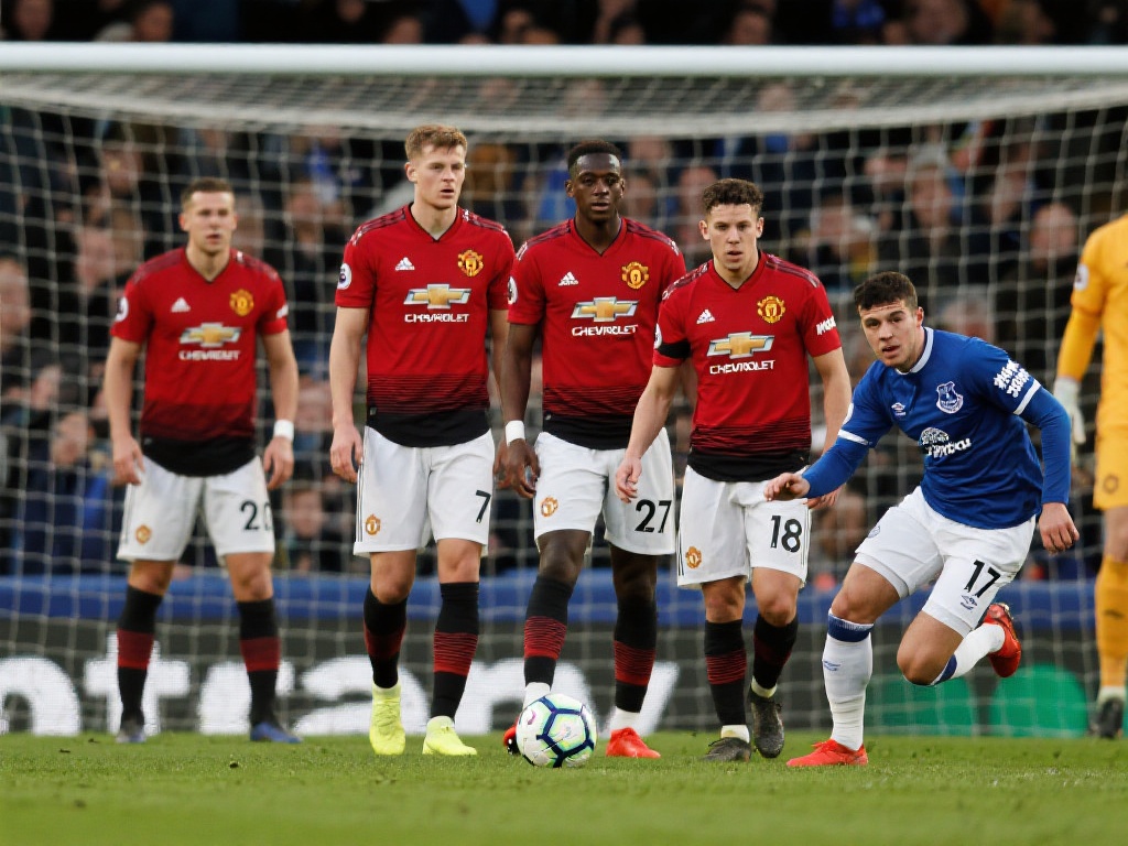 曼联近12场比赛均遭至少10次射门，对阵埃弗顿更是被轰24脚射门